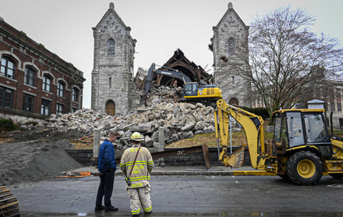 У США посеред міста завалилася стара церква, момент потрапив на відео