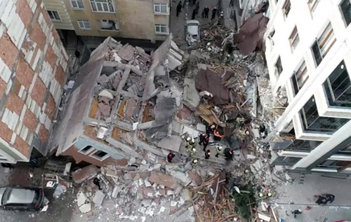 В Стамбуле рухнул многоэтажный дом. ФОТО
