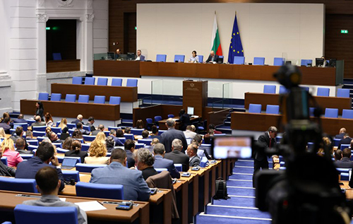 Парламент Болгарії з бійкою подолав вето президента на надання 100 БТР Україні