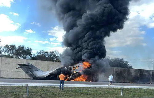 У США приватний літак впав на шосе і врізався в авто: спалахнула пожежа, є загиблі. ВІДЕО