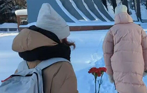 У російському Єкатеринбурзі пройшла "акція протесту" дружин "мобіків": за покладання квітів до пам'ятника учасниць затримала поліція