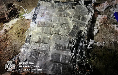 Прикордонники приземлили дрон із 22 кг наркотиків на 13 млн грн. ВІДЕО