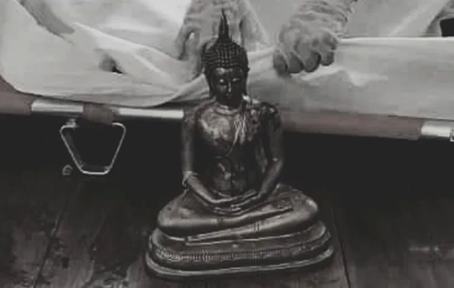Миттєва карма: у Таїланді чоловіка, що влаштував погром у храмі, проштрикнула статуя Будди
