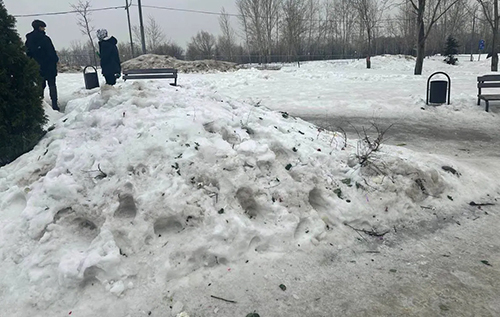 Російські комунальники скрізь знищили меморіали Навальному: всі квіти викинули