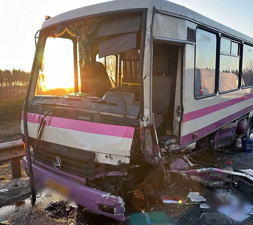 На Київщині сталась аварія за участі автобуса та двох легковиків: є загиблий і постраждалі