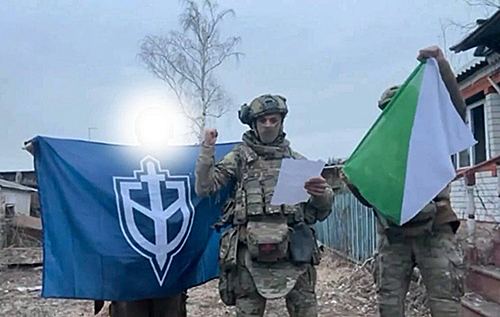 Російські добровольці підняли свої прапори у селі Козинка на Бєлгородщині
