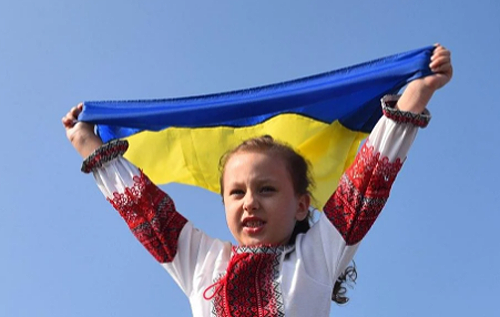 Дівчинка прикрила прапором України західних казкових героїв: у Чехії створили зворушливий мурал