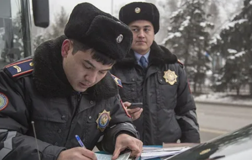 В Казахстане проучили россиянина в машине с "Z-свастикой". ВИДЕО