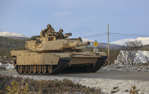 Американські танки Abrams вже розсікають на передовій в Україні. ВІДЕО