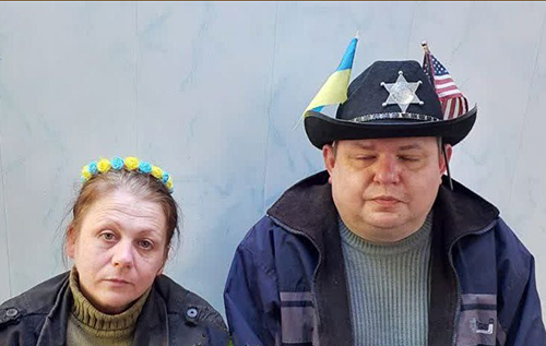 У Євпаторії силовики затримали сімейну пару, яка у своєму будинку співала українські пісні та вигукувала "Слава Україні!". ВІДЕО