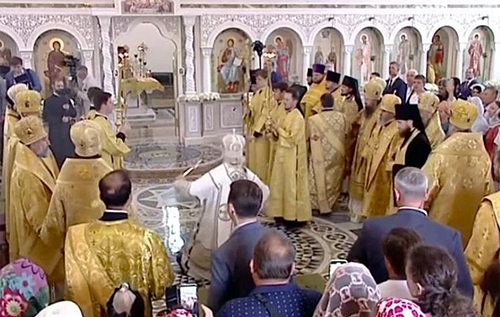 "Ушибся спиной о ребро кафедры": патриарх Кирилл упал во время освящения храма. ВИДЕО
