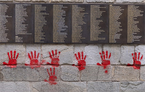 У Парижі невідомі осквернили памʼятник жертвам Голокосту: підозрюють Росію
