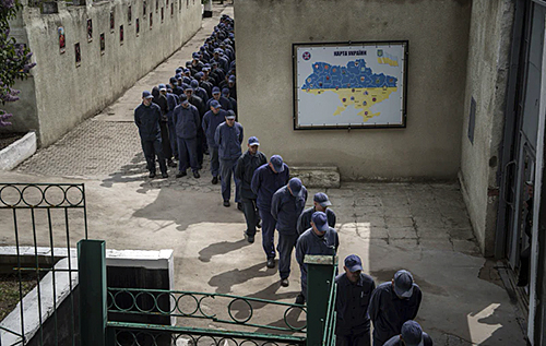 Військовополонені РФ можуть телефонувати додому, українці – ні: журналісти AP побували у таборі