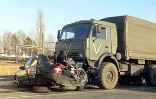 В Мелітополі вантажівка ЗС РФ розчавила два легковики з людьми