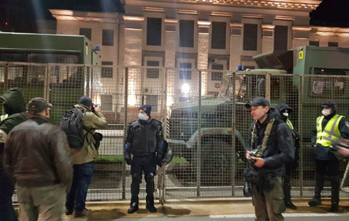 К посольству РФ в Киеве стянули военную технику, здание охраняют сотни бойцов Нацгвардии. ФОТО. ВИДЕО  