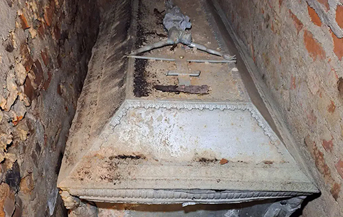 Поховання польських архієпископів: археологи знайшли церковні склепи із золотими артефактами