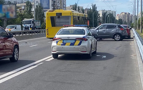 У Києві на Оболоні сталася подвійна ДТП: швидка, шо мчала на допомогу, теж потрапила в аварію. ВІДЕО