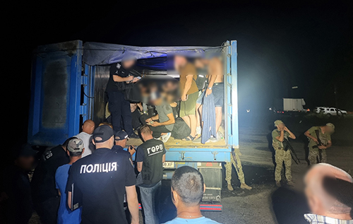 Новий антирекорд: на кордоні з Молдовою затримали фуру з понад 40 чоловіками у причепі. ВІДЕО