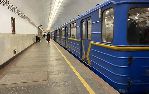 У Києві підлітки залізли до кабіни водія під час руху поїзда метро: інцидентом зайнялась поліція. ВІДЕО