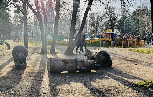 В Запорожье на ребенка упала тяжелая скульптура. Девочку без сознания увезли на "скорой". ФОТО. ВИДЕО