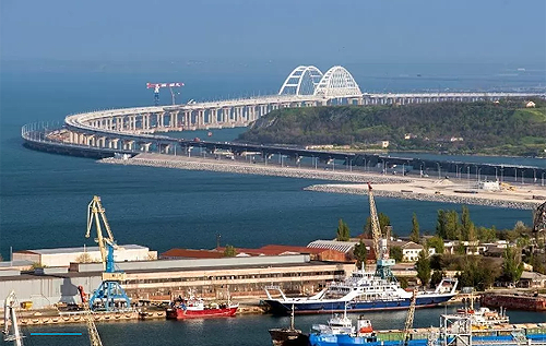 "Чим швидше, тим краще": дипломат пояснив важливість ударів по Кримському мосту