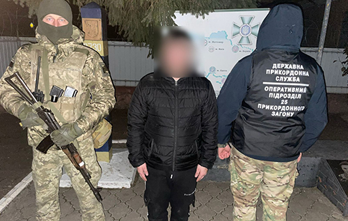Перший "антиухилянт": на кордоні затримали чоловіка, який повертався із Молдови поза пунктом пропуску. ВІДЕО