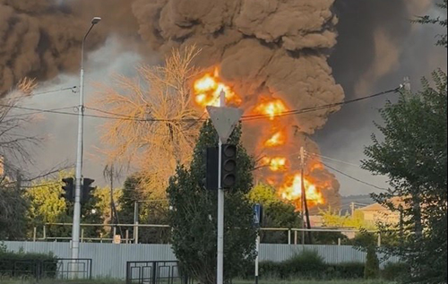 Атака дронів: у Волгоградській області спалахнула нафтобаза, у Ростовській – загорілися електропідстанції. ВІДЕО
