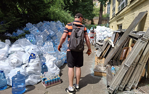 У Києві поліція перевіряє інформацію про можливе отруєння води, яку принесли під "Охматдит". ВІДЕО
