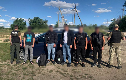 Намагались групами втекти до Молдови: прикордонники затримали 17 "туристів"