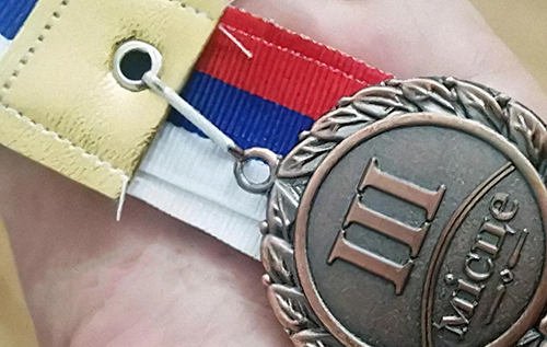 У Росії на змаганнях рибалкам вручили медалі з написом українською мовою: один з них влаштував істерику