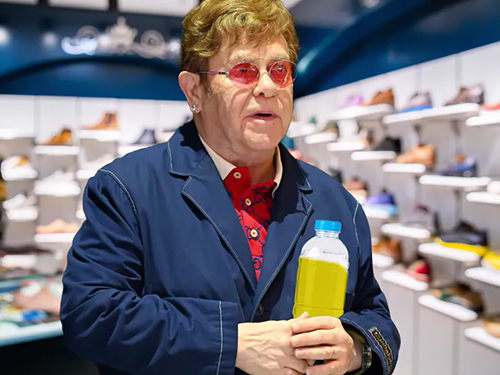 Елтон Джон справив потребу в пластикову пляшку під час шопінгу у Франції: власник магазину "був шокований"