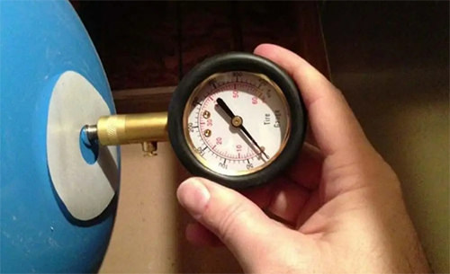 Тиск у гідроакумуляторі: який тиск має бути у баку насосної станції?