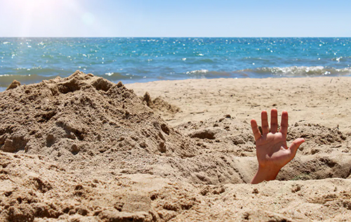 Душогуб із піску: чому не слід рити величезні ями на пляжі