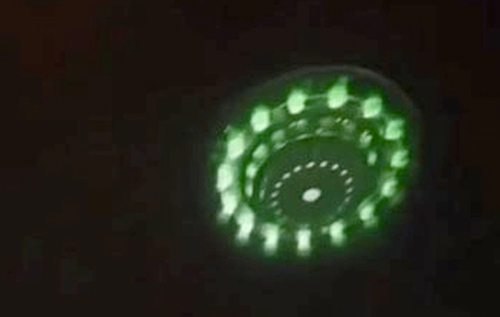 Гігантський НЛО з пульсуючими зеленими вогнями викликав ажіотаж у мережі. ВІДЕО