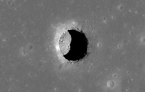 Вхід у підземний світ: на Місяці вперше виявили місце, де зможуть жити люди