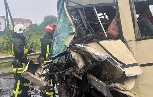 Під Львовом автобус зіткнувся з автопоїздом: четверо загиблих, багато постраждалих