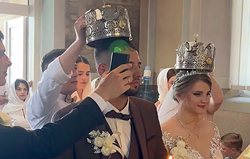 Весілля в +37°C з вентиляторами: у мережі завірусилося відео, як українських молодят рятували від спеки