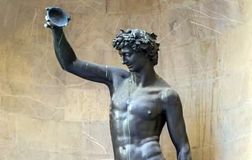 "Мацала і цілувала": жителі Флоренції засудили білявку, яка чіплялася до статуї Вакха