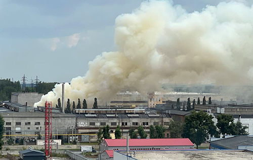 В Єкатеринбурзі спалахнула пожежа біля військового заводу, який виробляє САУ. ВІДЕО