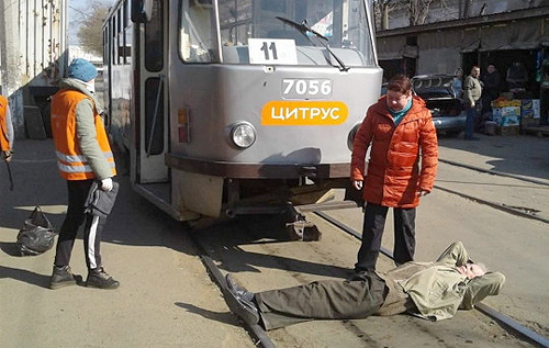 В Одессе недовольный ограничениями пассажир лег на рельсы перед трамваем