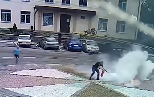 На Київщині жінка підпалила себе перед будівлею суду. ВІДЕО