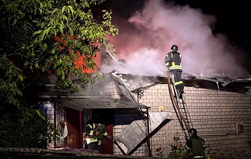 У Київській області внаслідок падіння уламків російського дрона загорівся житловий будинок