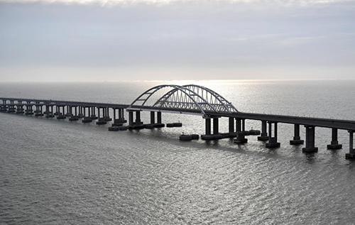 Російські пабліки повідомляють про нову атаку морськими дронами на Кримський міст
