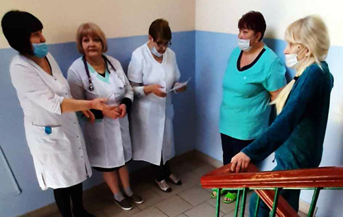 В "ДНР" 79 человек вместе с детьми заперли на карантин в больнице города Енакиево. ФОТО