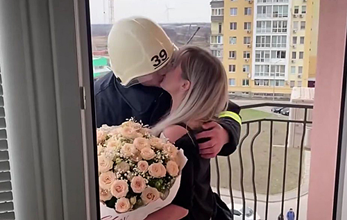 На п'ятий поверх спецдрабиною: на Одещині рятувальник оригінально зробив пропозицію коханій. ВІДЕО
