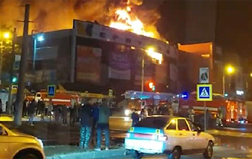 У російській Уфі спалахнула пожежа в ТЦ: поки продавці рятували товар, мародери виносили шуби. ВІДЕО