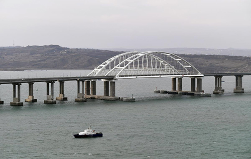 Росіяни будують уздовж Керченського мосту нову споруду: у ВМС ЗСУ припустили, що це може бути