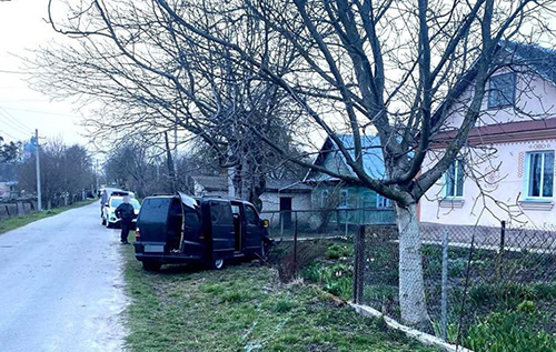 На Рівненщині водій наїхав на подружжя на лавці: жінка загинула