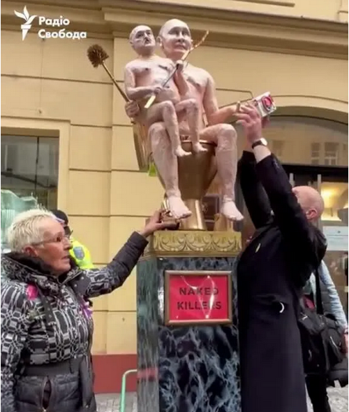 У Чехії ляльку "голого Путіна на золотому унітазі" виставлять на аукціон: кошти передадуть на допомогу Україні