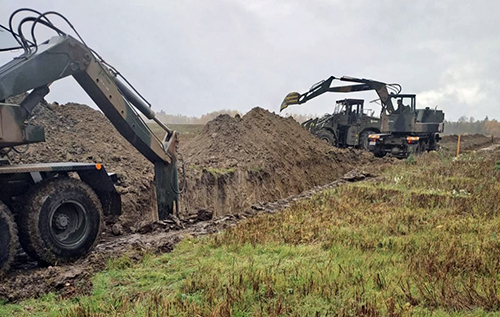 Польща почала будувати оборонні фортифікації на кордоні з Росією